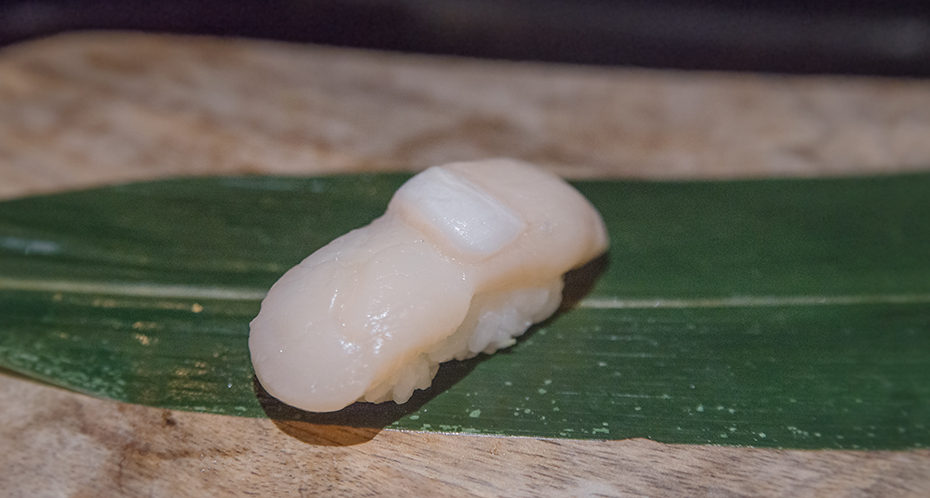 a piece of hotate sushi