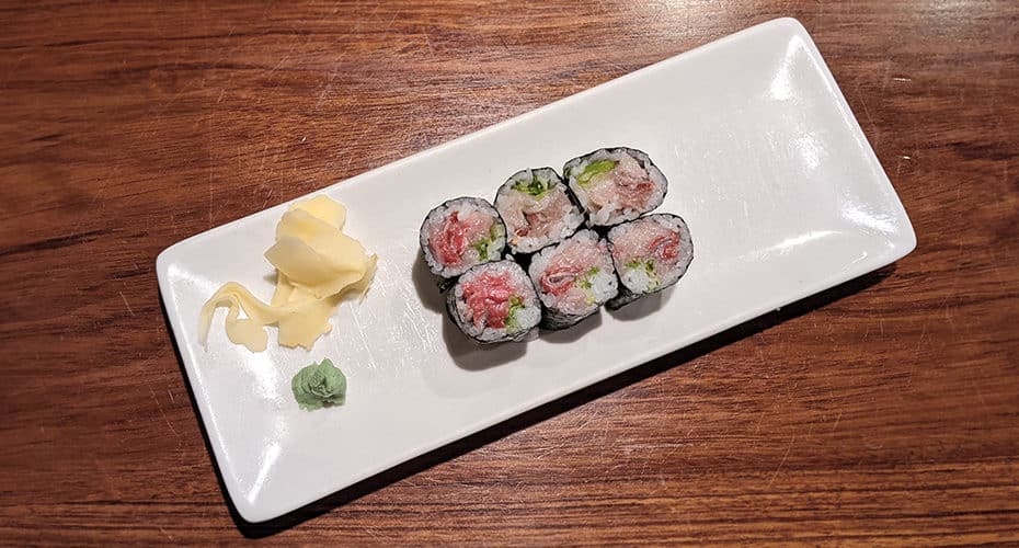 a negi hamachi sushi roll