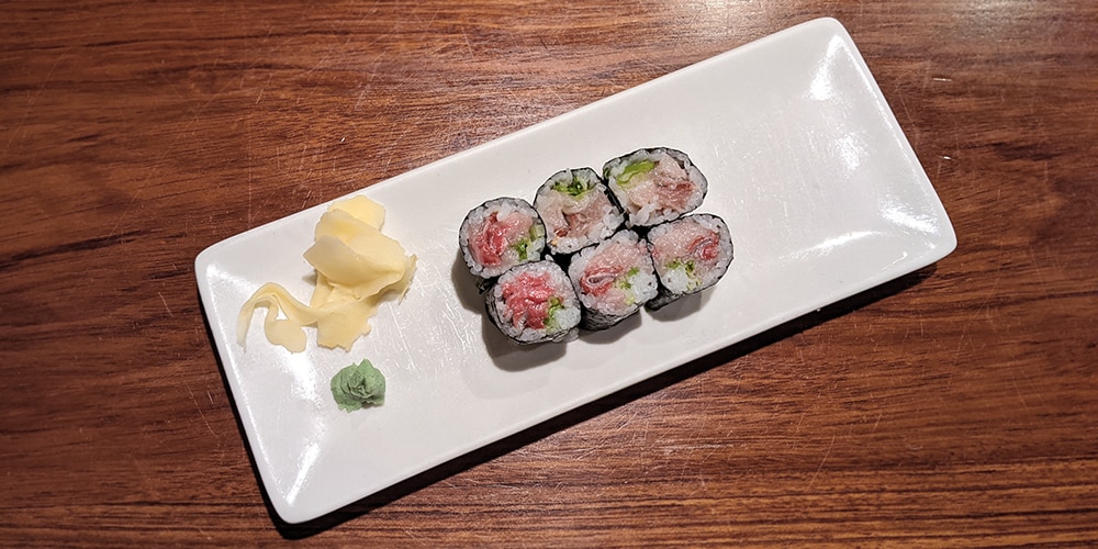 a negi hamachi sushi roll
