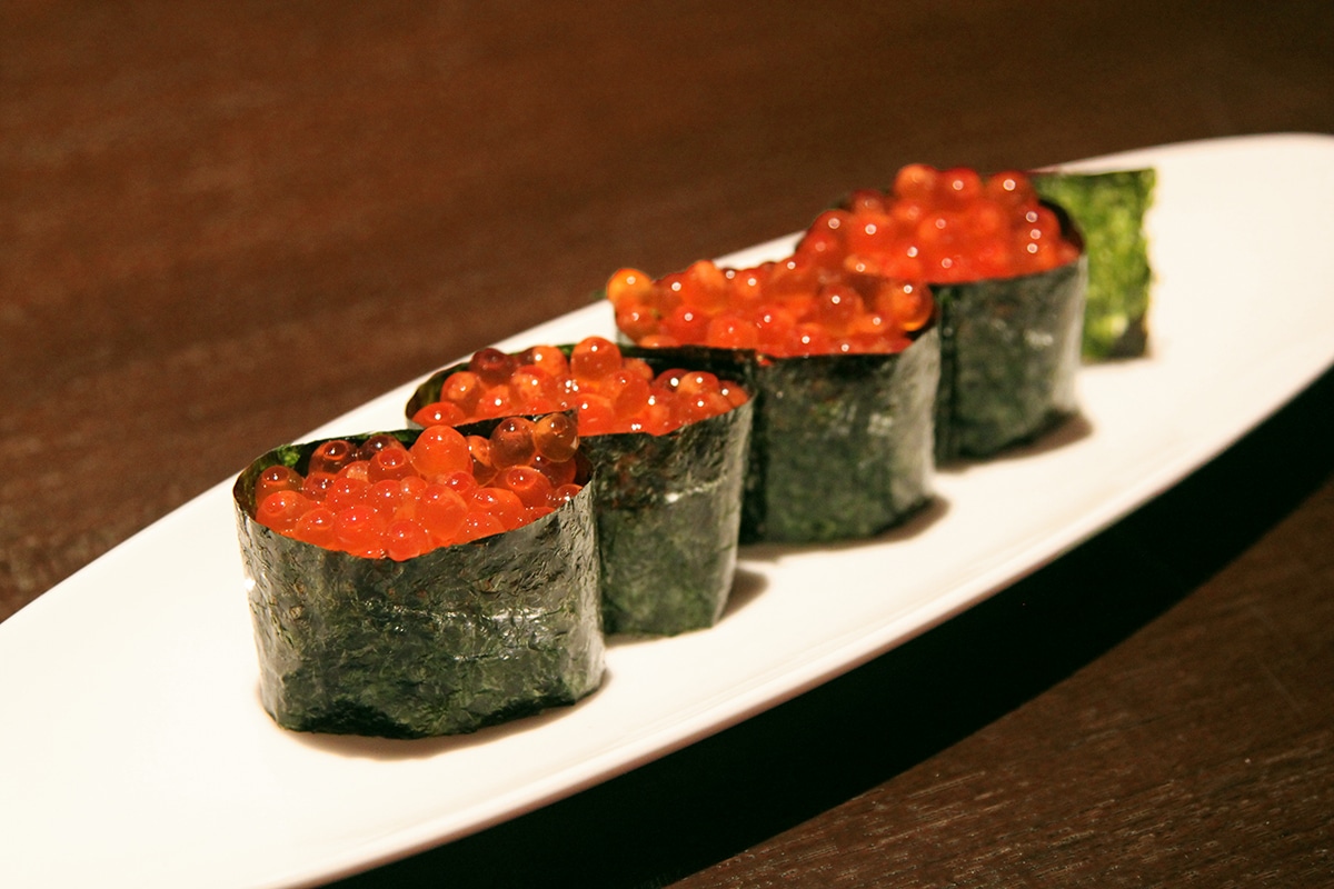 four pieces of salmon roe sushi